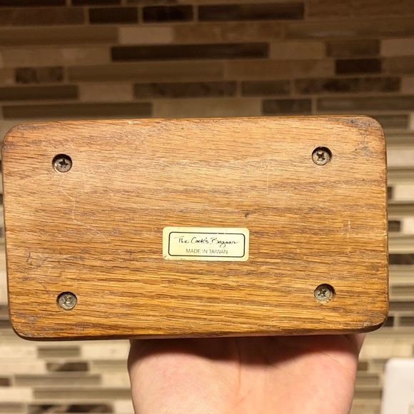 The Cooks Bazaar Vintage Oak Wood Napkin Holder with Floral Design Tile - Picture 6 of 8